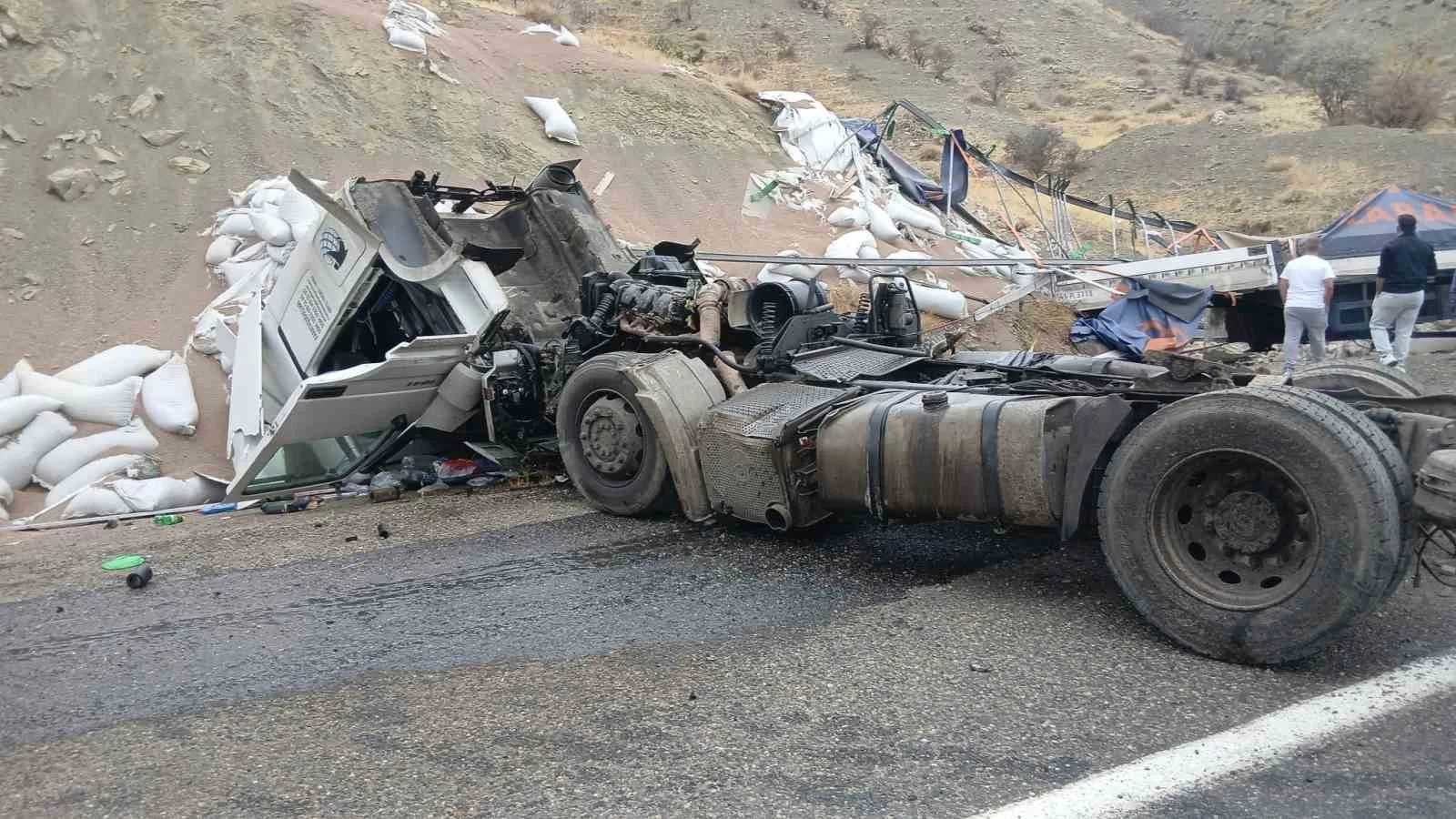 Bingöl’de mercimek yüklü tırın devrilmesi sonucu, 1 kişi yaralandı. Kaza,