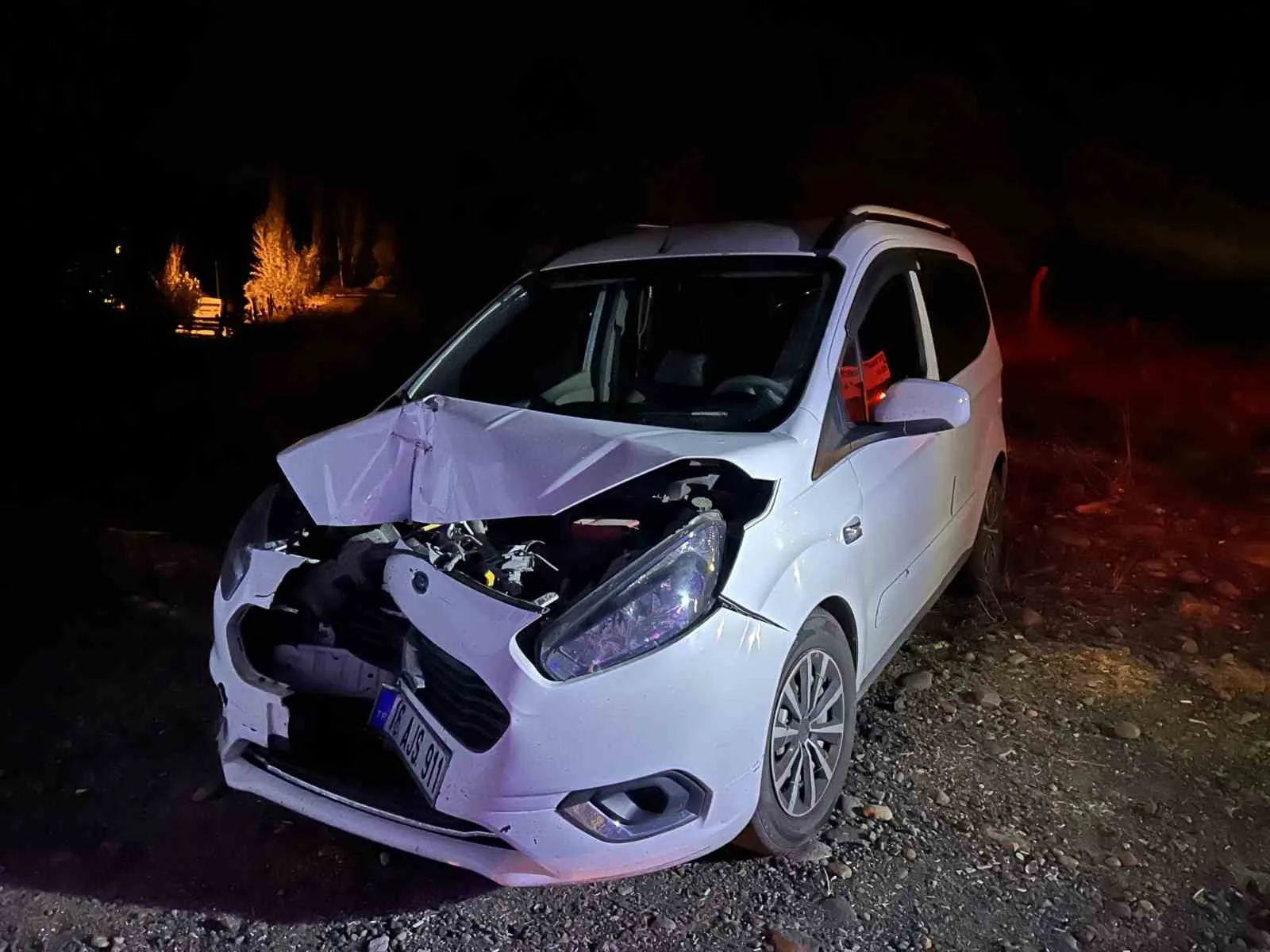 Bingöl’de saman yüklü kamyonet ile hafif ticari aracın çarpışması sonucu