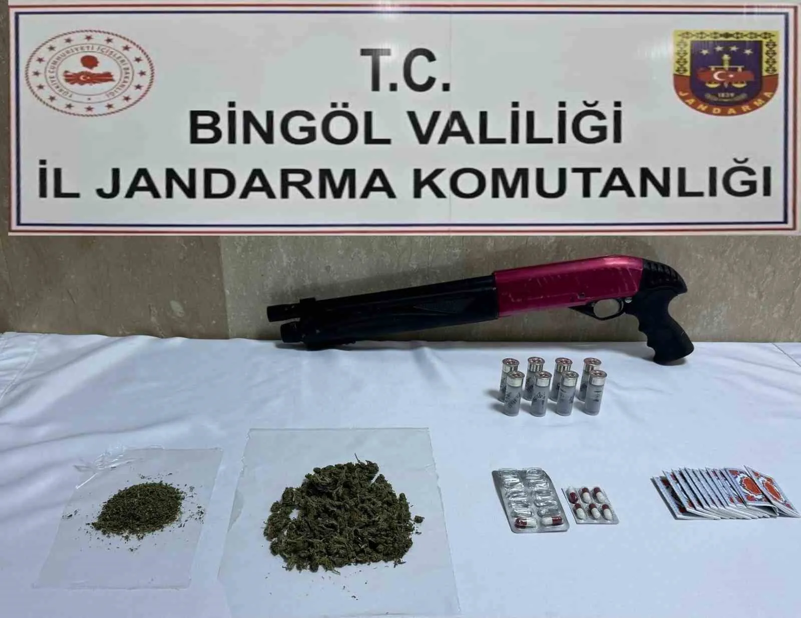 Bingöl’ün Genç ilçesinde jandarma ekiplerince yapılan operasyonda uyuşturucu madde, ruhsatsız