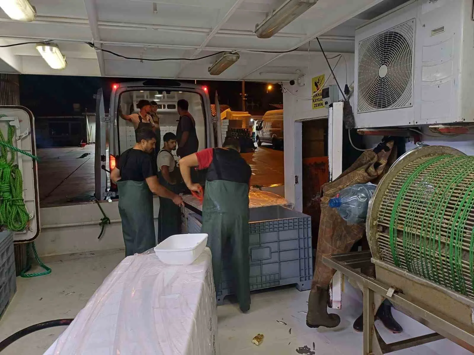 Düzce (İHA) – Düzce’nin Akçakoca ilçesinde balıkçılar Karadeniz’de avlanmaya devam