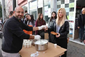 Sivas’ta esnaf Abdullah Arslan, köy sütüne yönelik önyargıyı kırmak amacıyla
