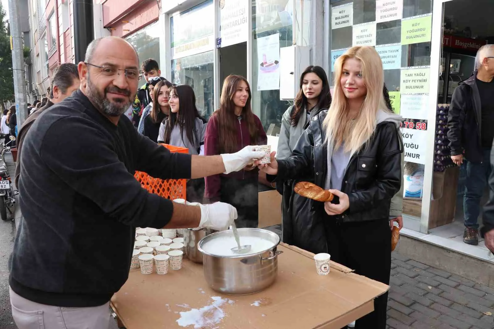 Sivas’ta esnaf Abdullah Arslan, köy sütüne yönelik önyargıyı kırmak amacıyla