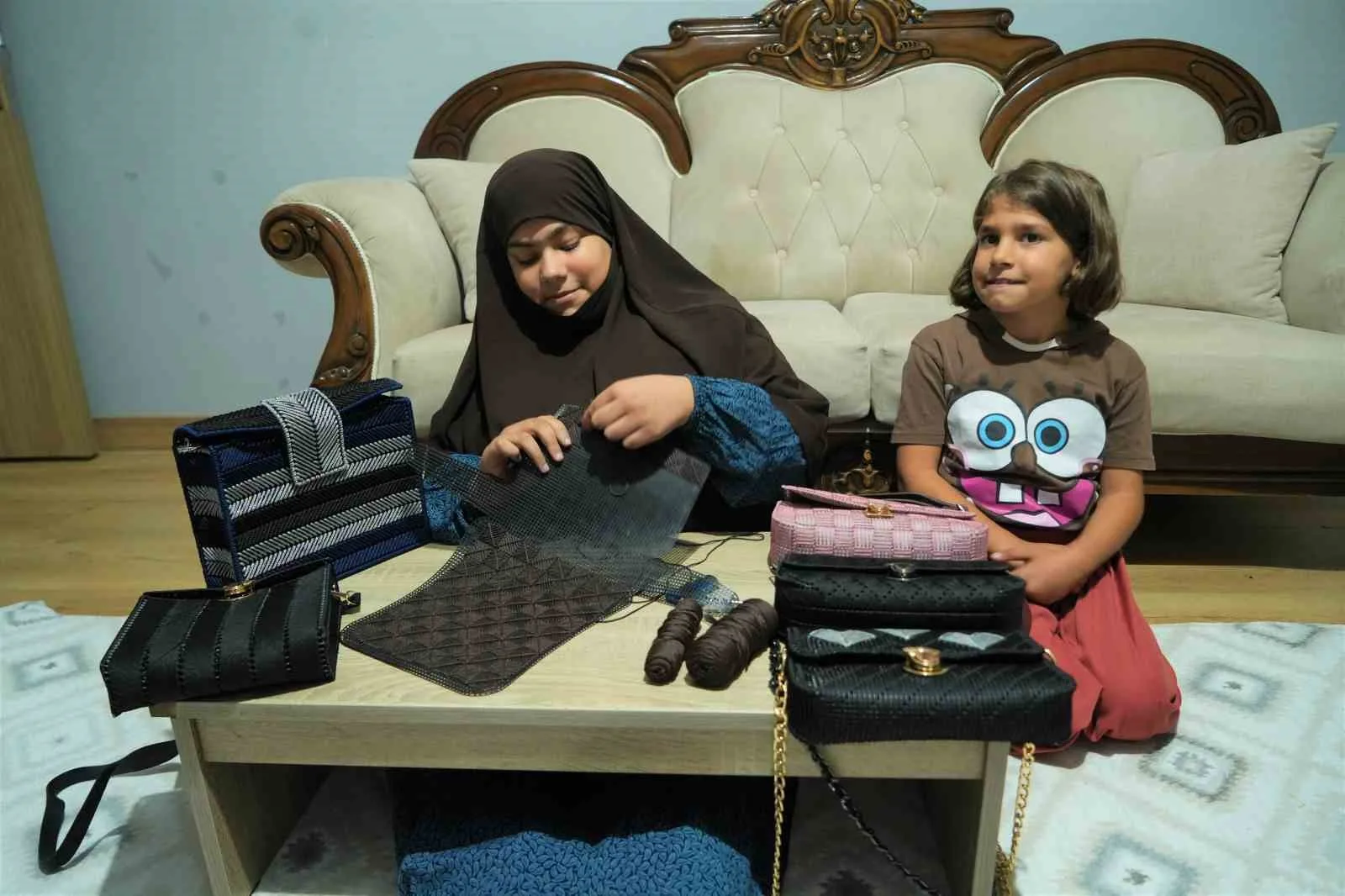 Muş’ta 15 yaşındaki engelli Tuana Kaya, evde ürettiği çantaların satışıyla