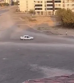 Elazığ’da bir sürücü Tofaş marka otomobiliyle drift yaptı, arkadaşı da
