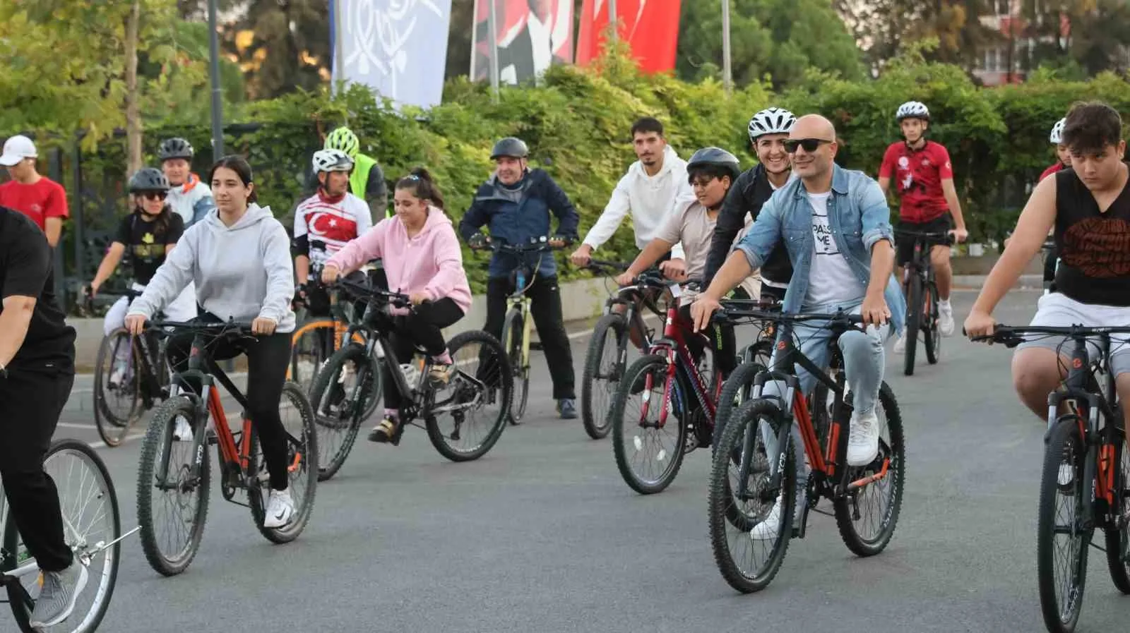 Amatör Spor Haftası etkinlikleri kapsamında düzenlenen bisiklet turunda, sporun birleştirici