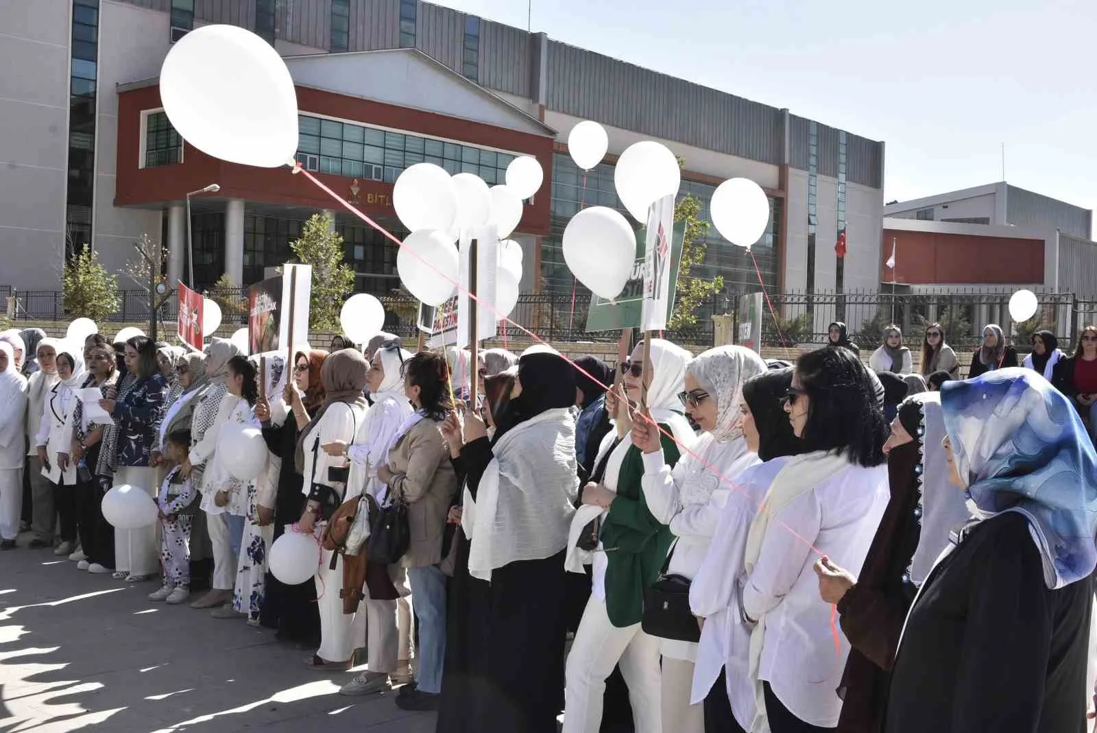Bitlis’te, İsrail’in Gazze saldırılarını protesto etmek üzere bir araya gelen