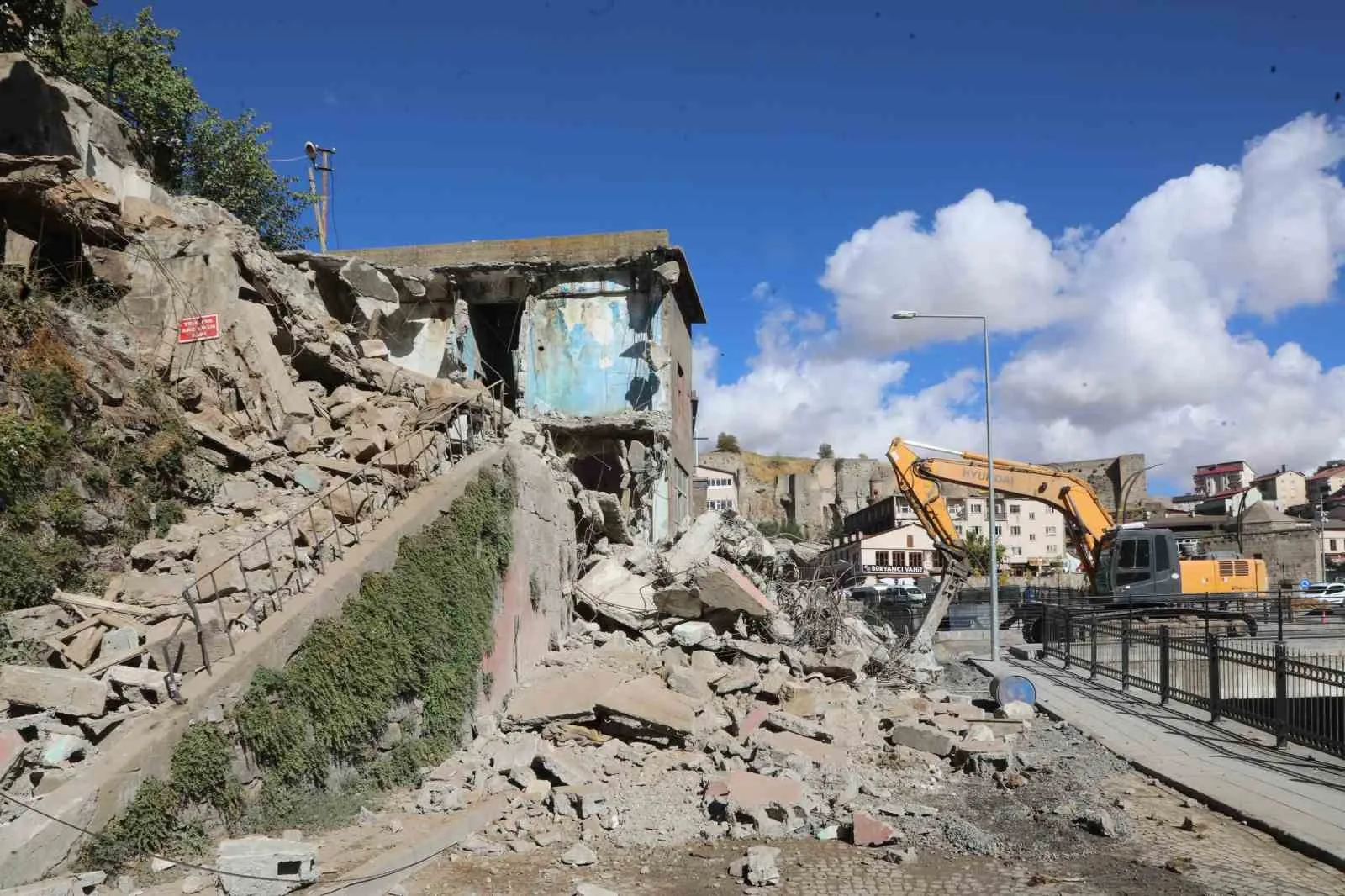Bitlis kent merkezinde Bitlis Belediyesi ekipleri tarafından, uzun süredir kullanılmayan