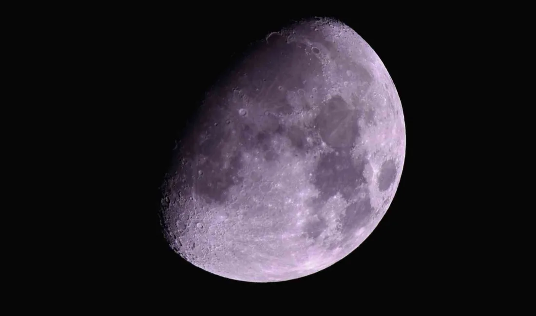 Bitlis’in Ahlat ilçesinde Ay’ın “Şişkin Ay” (Gibbous) evresiyle net bir