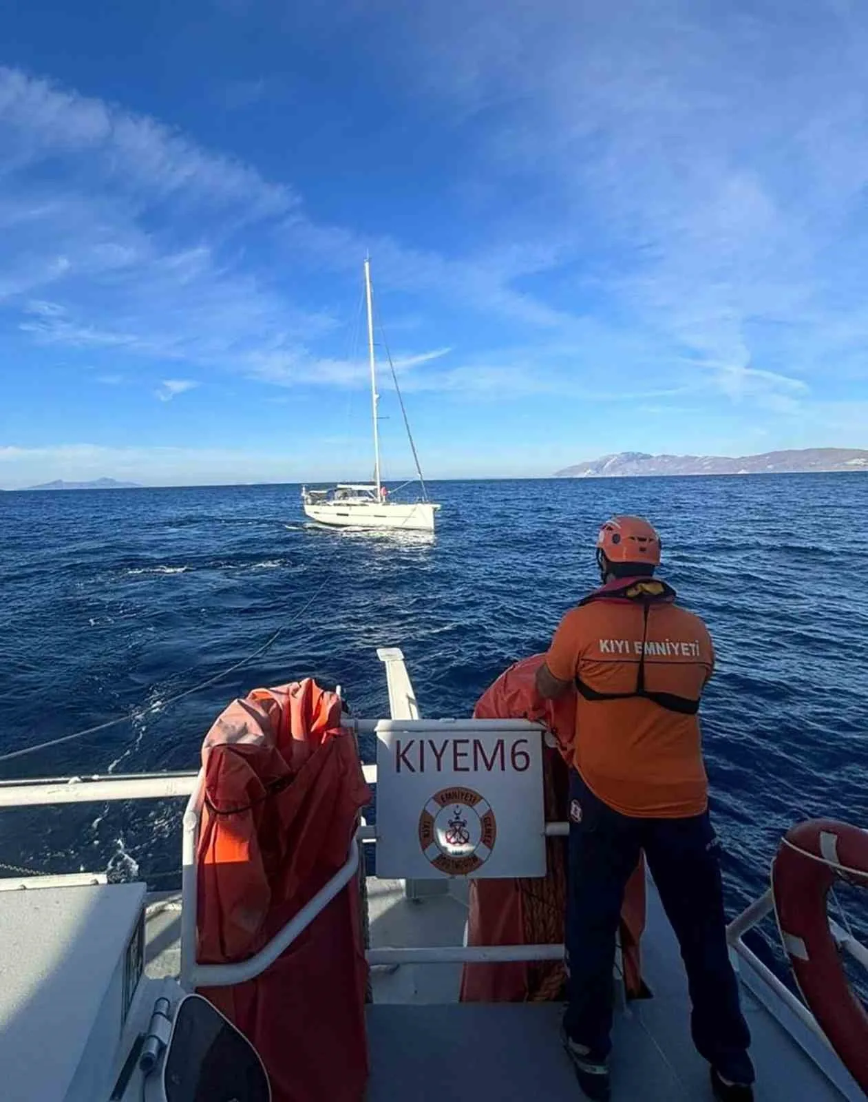 Muğla’nın Bodrum ilçesi açıklarında seyreden yelkenli tekne arızalanarak sürüklenmesi üzerine