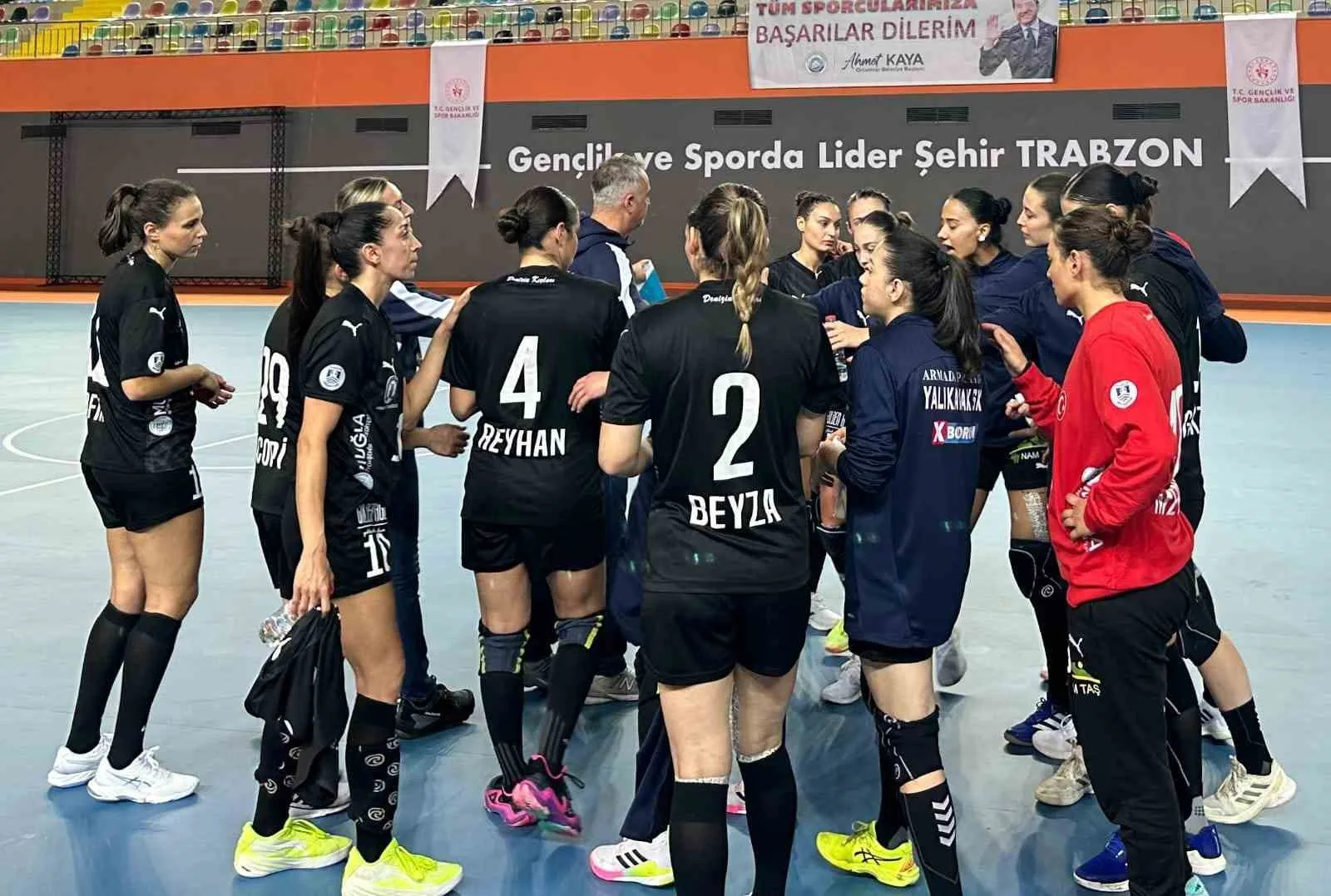 Hentbol Kadınlar Süper Ligi’nde mücadele eden Armada Praxis Yalıkavakspor, deplasmanda
