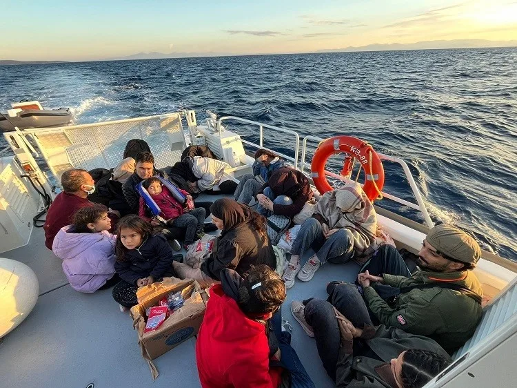 Muğla’nın Bodrum ilçesi açıklarında 24 düzensiz göçmen yakalandı, 19’u kurtarıldı.