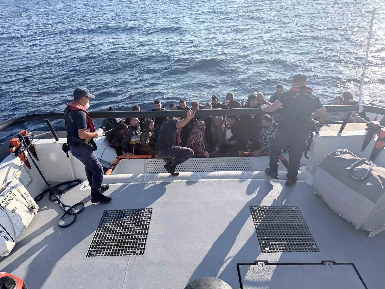 Muğla’nın Bodrum ilçesi açıklarında 5’i çocuk 35 düzensiz göçmen yakalandı.