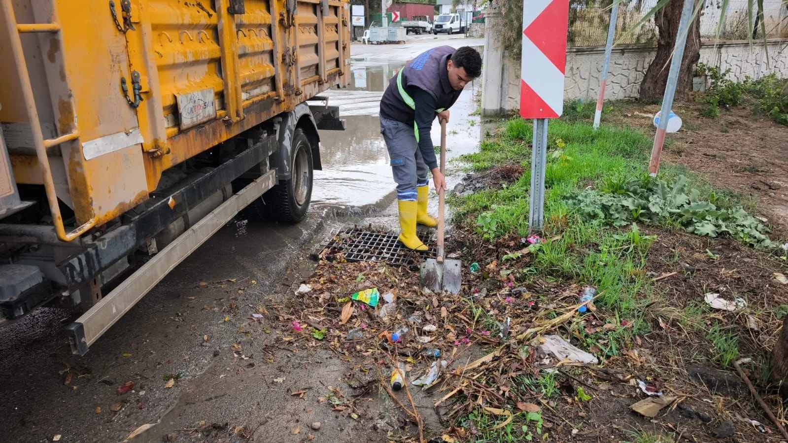 Bodrum’da gece saatlerinden itibaren etkili olan sağanak yağmur, ilçenin farklı