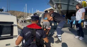 Muğla’nın Bodrum ilçesi açıklarında seyreden gezi teknesinde yaralanan vatandaşa tıbbi