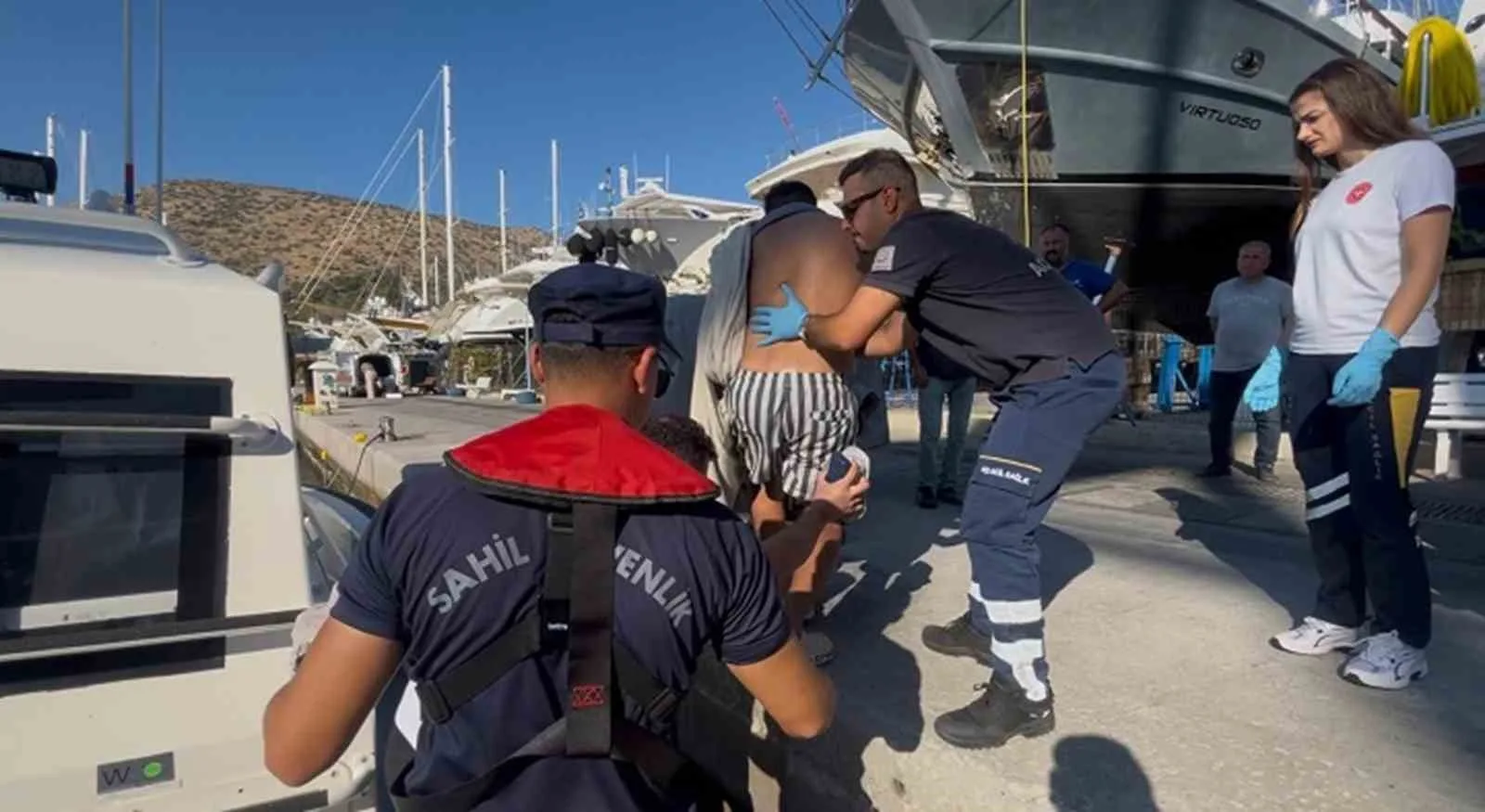 Muğla’nın Bodrum ilçesi açıklarında seyreden gezi teknesinde yaralanan vatandaşa tıbbi