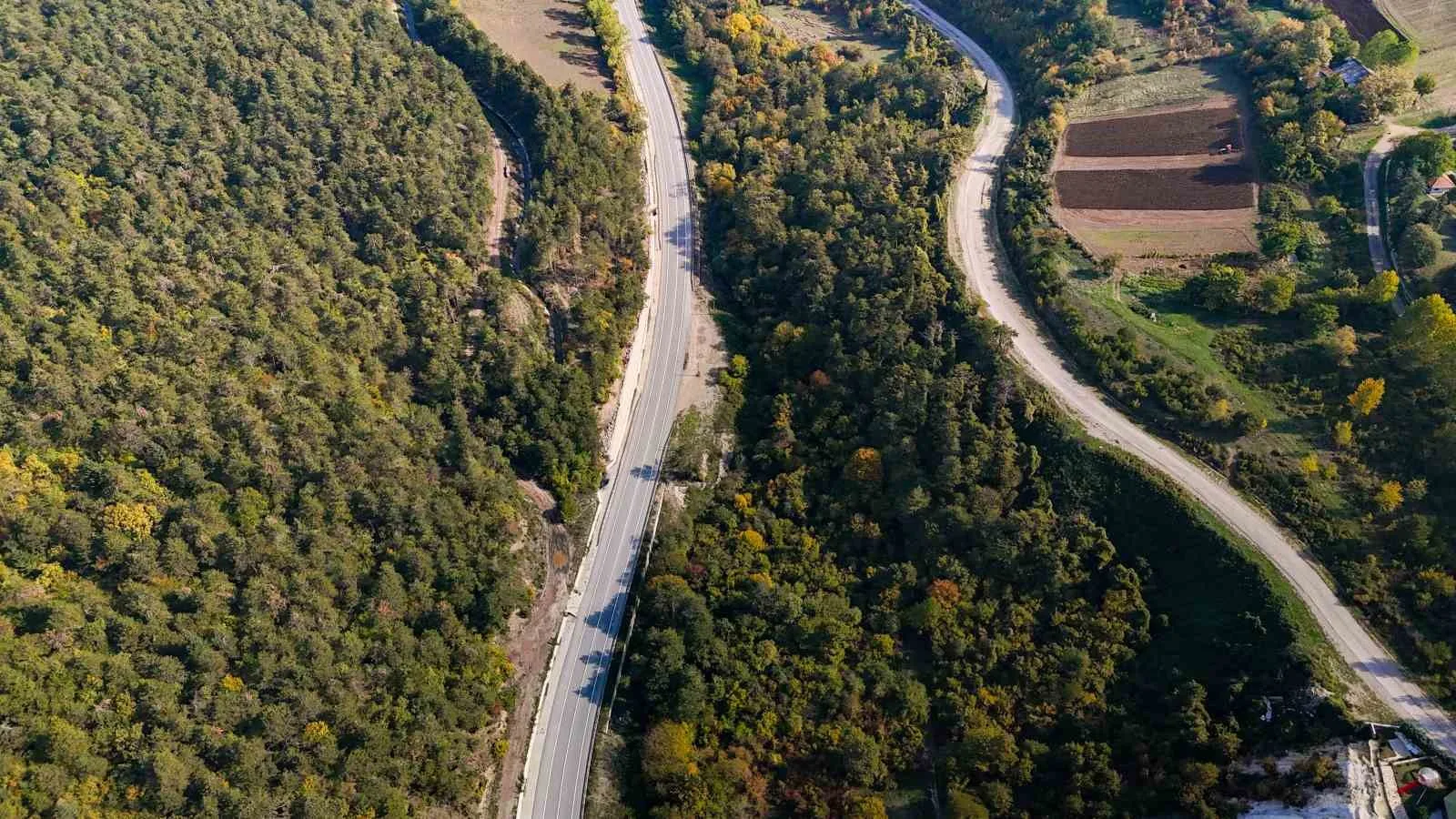 Bolu-Mudurnu kara yolunda sonbahar renkleriyle oluşan manzaralar, sürücülere görsel bir