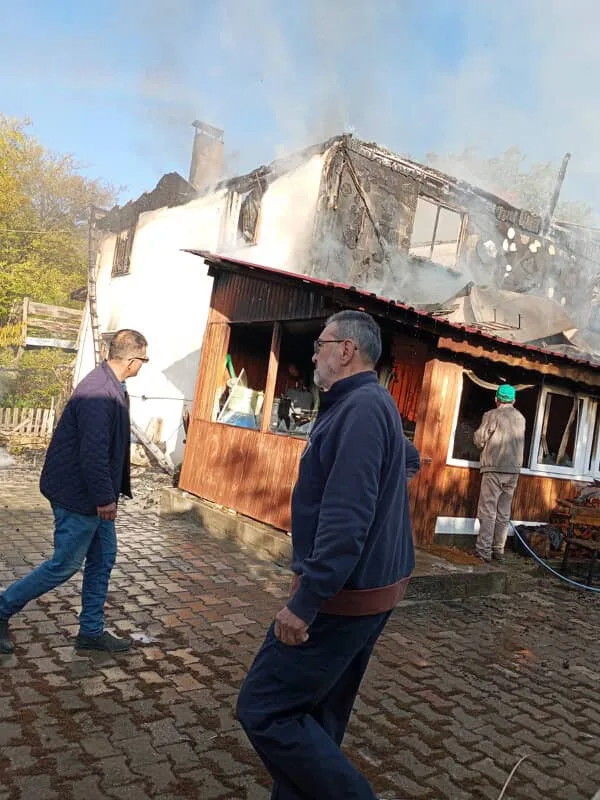 Bolu’nun Mengen ilçesine bağlı Gökçesu beldesi Şahbazlar köyünde çıkan yangında