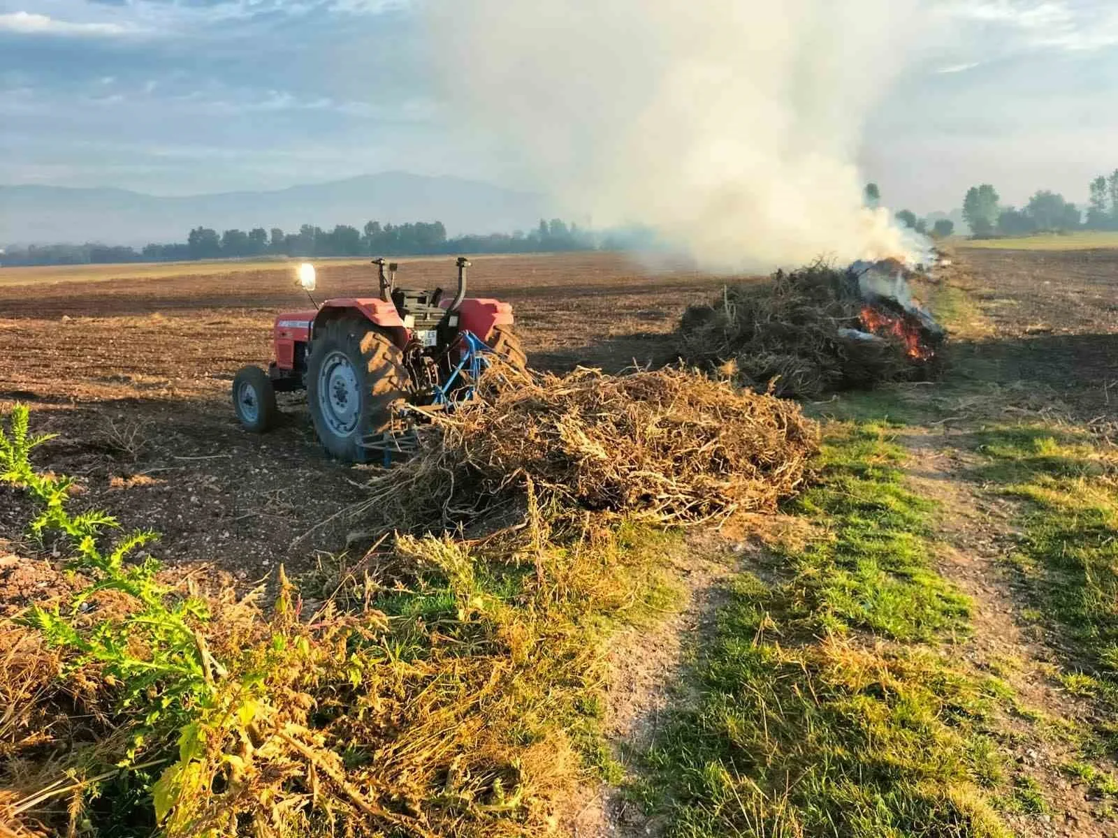 Bolu’da hasat sonrası tarlalarda anız ile kuru ot yakanları uyaran
