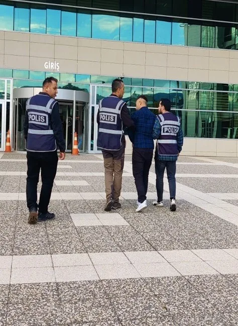 Bolu’da polis ekiplerince yürütülen operasyonlarda, haklarında kesinleşmiş hapis cezası bulunan