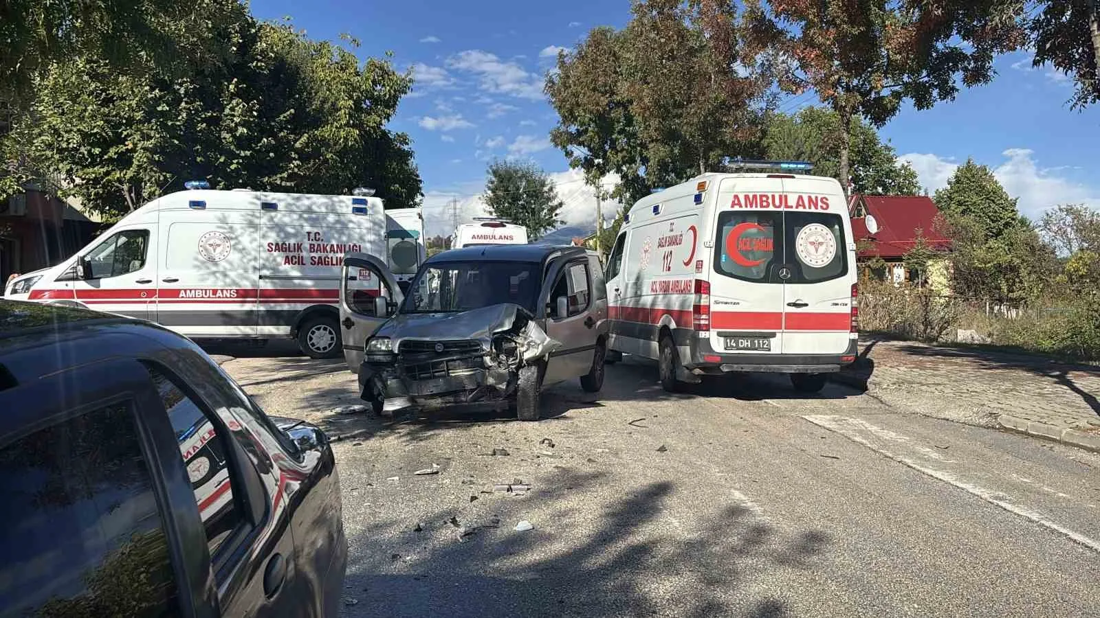 Bolu’da ara sokağa dönüş yapmak isteyen hafif ticari araç ile