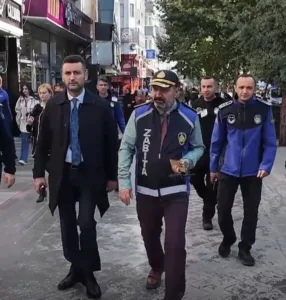 Bolu’da kaldırım işgal eden ve dükkanın önünü kirleten işletmelere zabıta