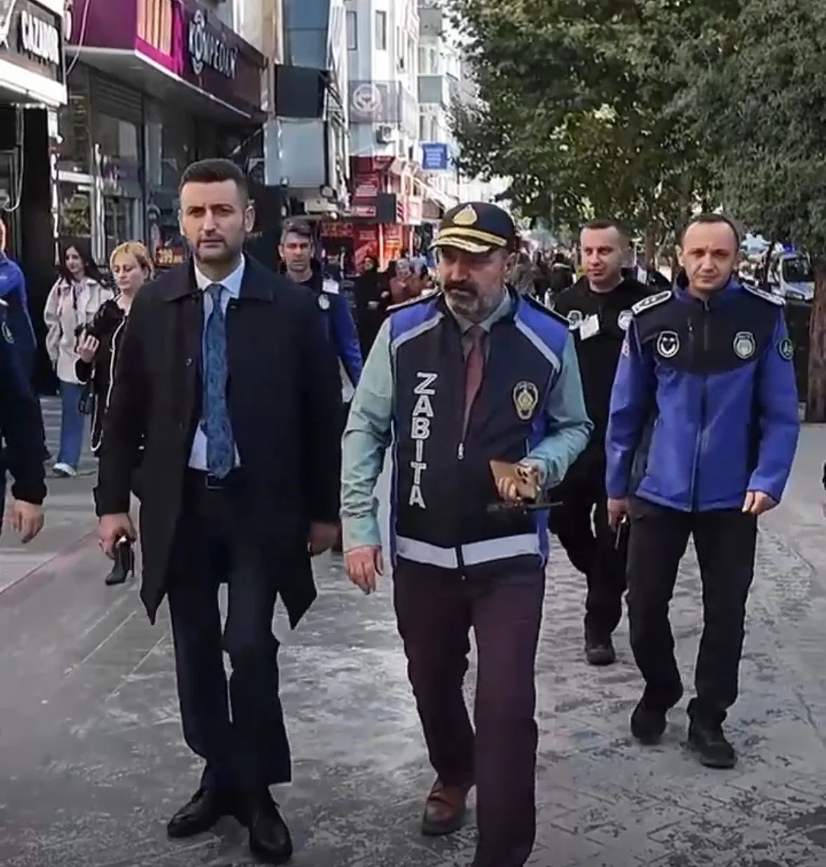 Bolu’da kaldırım işgal eden ve dükkanın önünü kirleten işletmelere zabıta