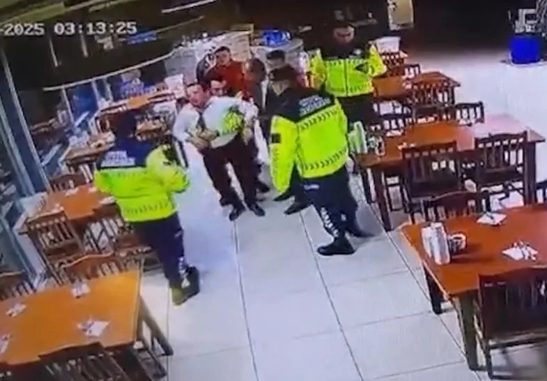 TEM Otoyolu’nun Bolu geçişindeki bir dinlenme tesisinde yemek yerken nefes