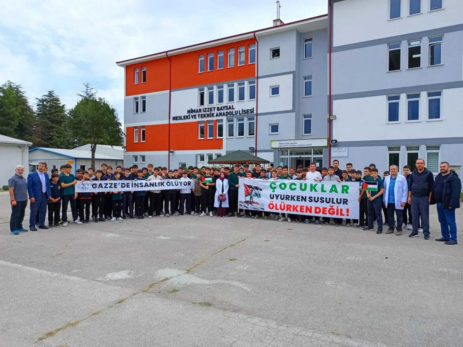 Bolu’da lise öğrencileri, İsrail’in Gazze’ye yönelik saldırılarını kınamak ve Filistin’e
