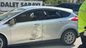 Bolu’da ara sokağa dönüş yapmak isteyen otomobile motosiklet çarptı. Meydana
