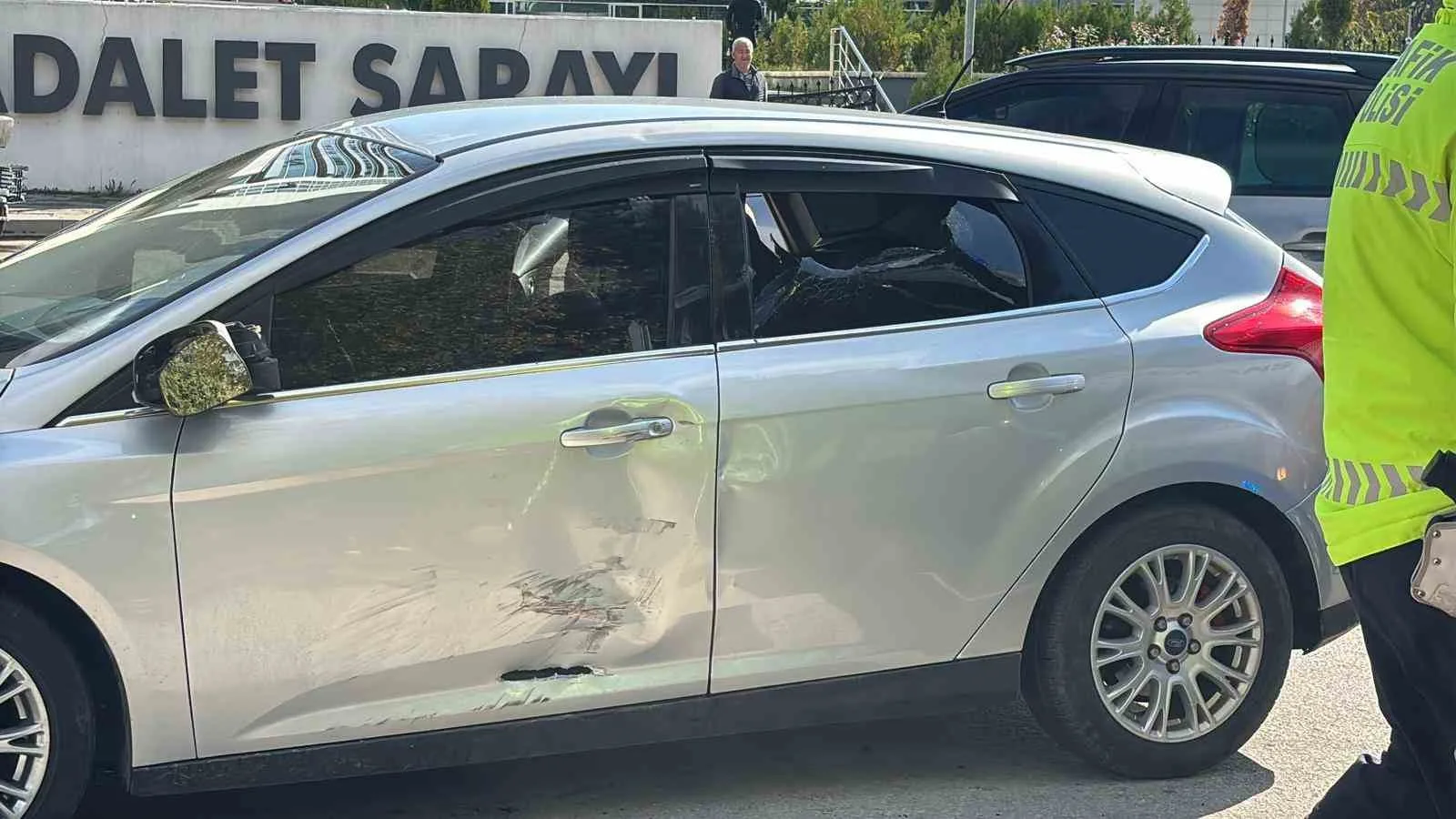 Bolu’da ara sokağa dönüş yapmak isteyen otomobile motosiklet çarptı. Meydana