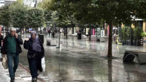 Bolu’da sabah saatlerinde başlayan yağmura hazırlıksız yakalanan vatandaşlar zor anlar