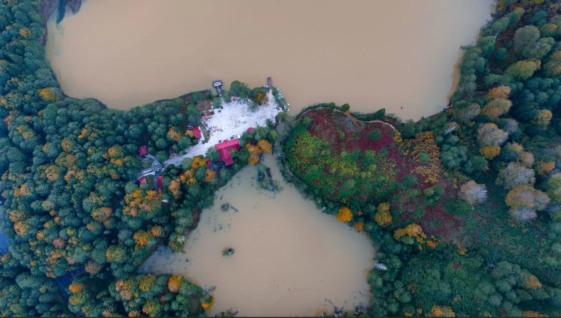 Artvin’in Borçka ilçesinde bulunan Karagöl, sonbaharın gelişiyle birlikte adeta renk