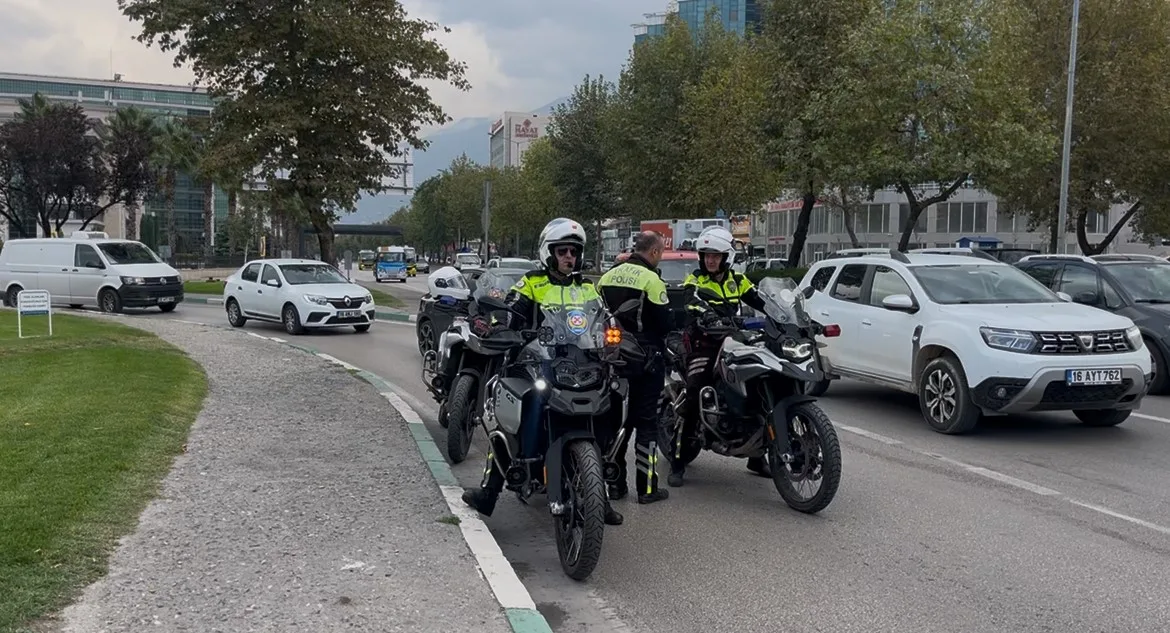 Bursa’nın Osmangazi ilçesinde köprü altına bırakılan şüpheli valiz, vatandaşlara korku