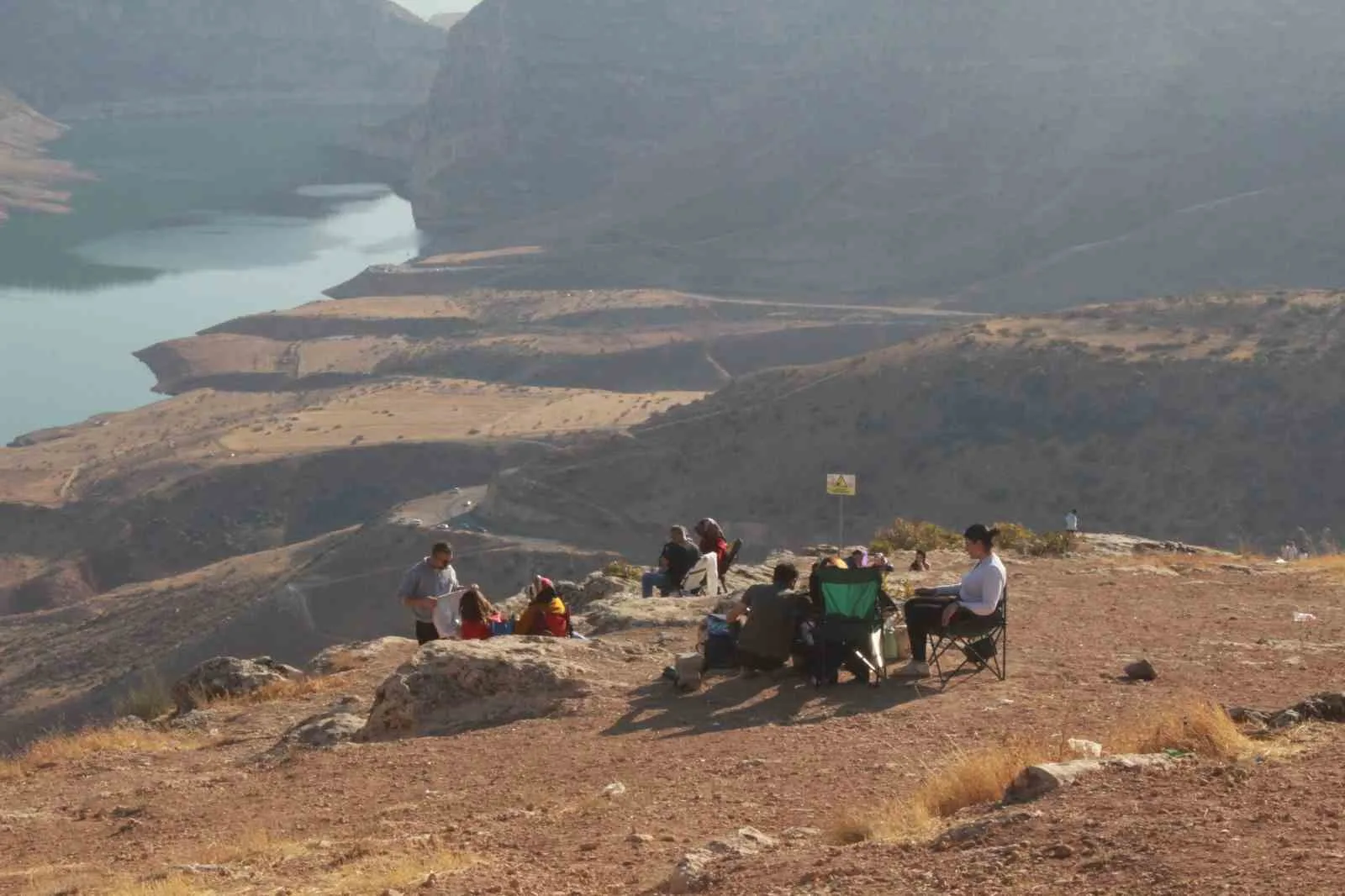 Siirt’te vatandaşlar, sonbaharın havasını Botan Vadisinin eşsiz manzarasında değerlendirdi. Vadinin