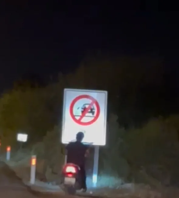 Antalya’nın Manavgat ilçesinde yolda direksiyon hakimiyetini kaybetmiş şekilde ilerleyen motosiklet