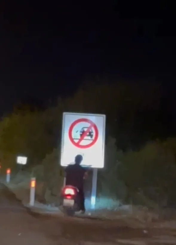 Antalya’nın Manavgat ilçesinde yolda direksiyon hakimiyetini kaybetmiş şekilde ilerleyen motosiklet