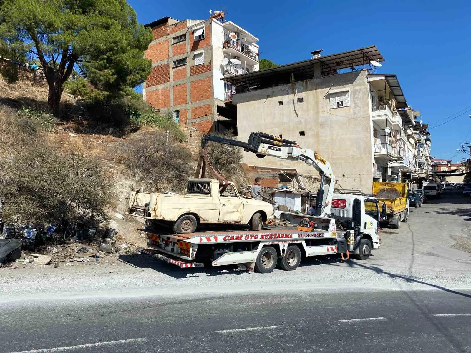 Bozdoğan Belediyesi, ilçe genelinde görüntü kirliliği oluşturan hurda araçların kaldırılması