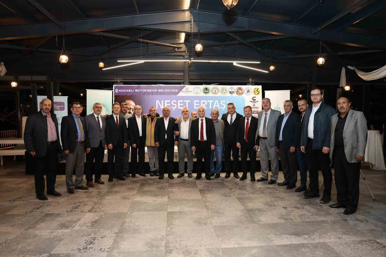 Kocaeli’de düzenlenen “Neşet Ertaş Anma ve Şehir Ödülleri Programı”, usta