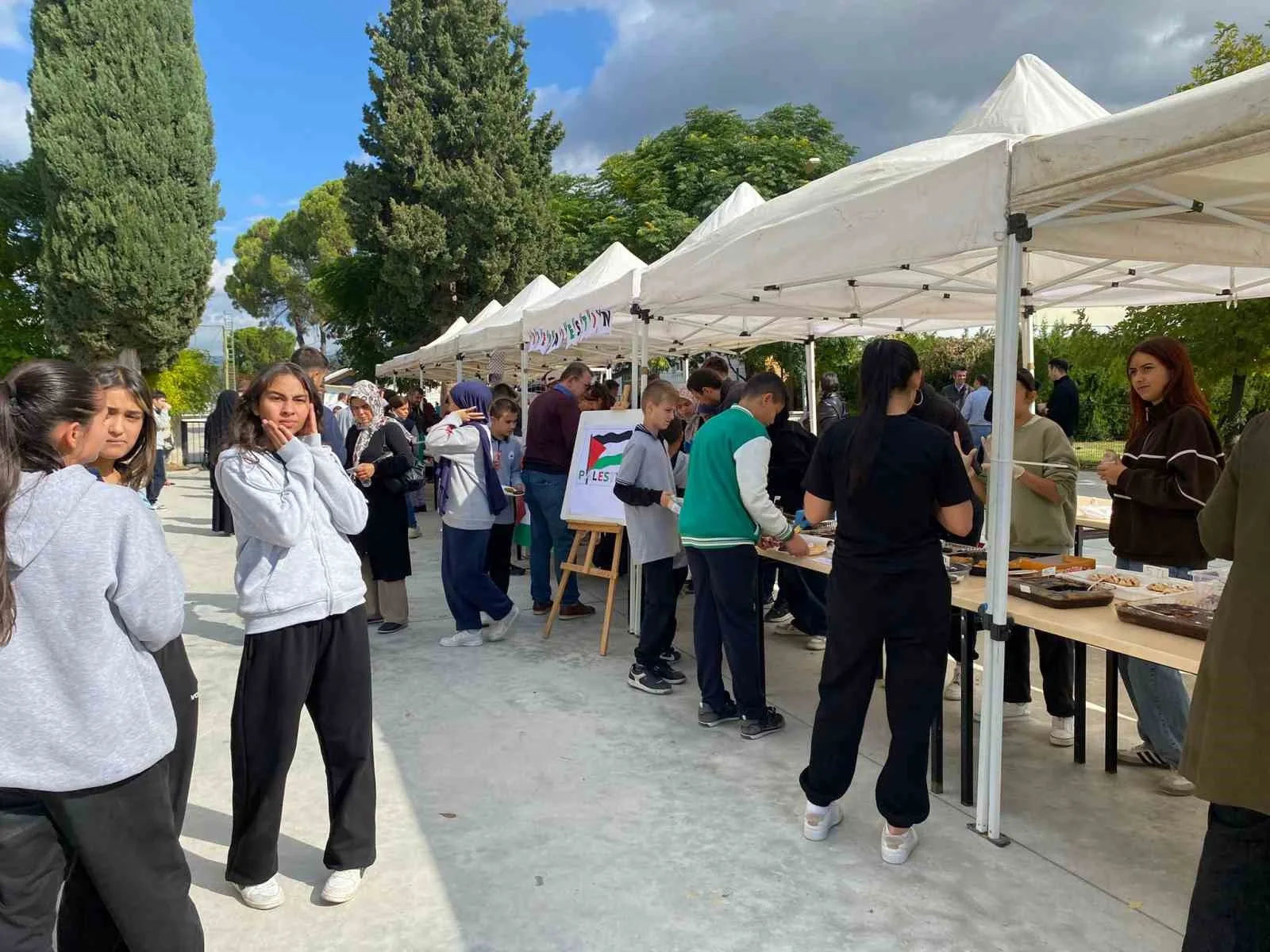 Denizli’nin Bozkurt ilçesinde bulunan Bozkurt Anadolu İmam Hatip Lisesi öğrencileri,