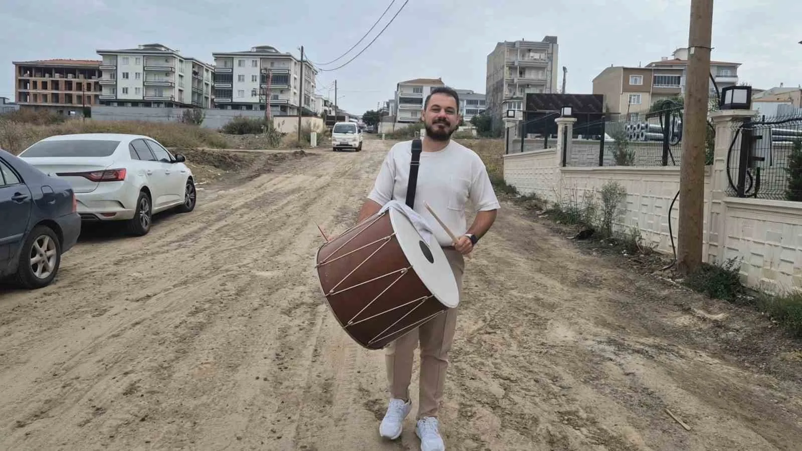 Tekirdağ’ın Süleymanpaşa ilçesinde yaşayan davulcu Ahmet Merih Çelik, bozuk yollar