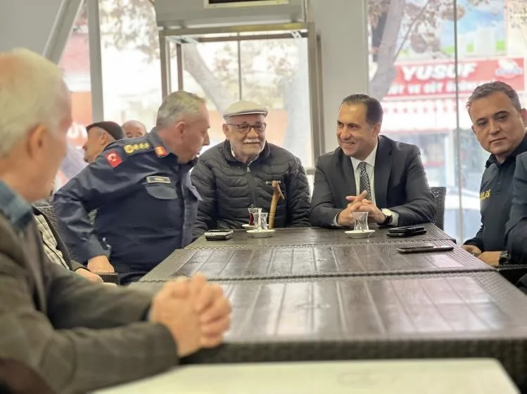 Bozüyük çarşısında esnaf ve vatandaşlarla bir araya gelen protokol üyeleri,