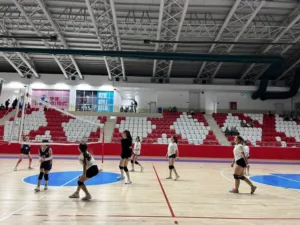 Bilecik’in Bozüyük ilçesinde Merkez Kapalı Spor Salonu’nda düzenlenen voleybol etkinliği,