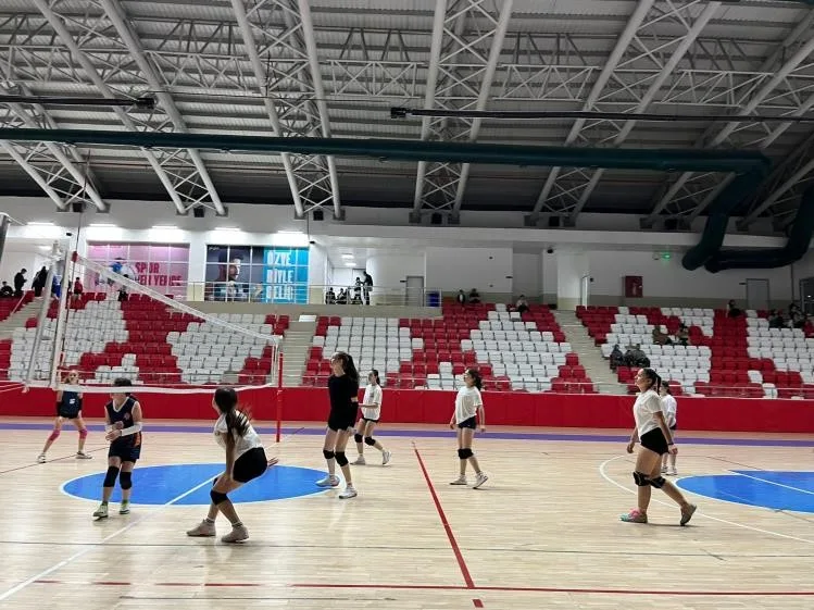 Bilecik’in Bozüyük ilçesinde Merkez Kapalı Spor Salonu’nda düzenlenen voleybol etkinliği,
