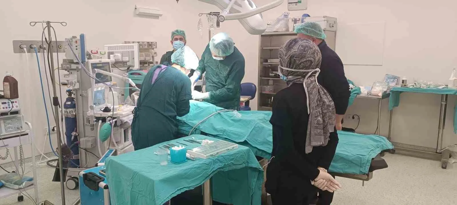 Bozüyük Devlet Hastanesi ameliyathanesinde 1 çocuk hastanın genel anestezi altında