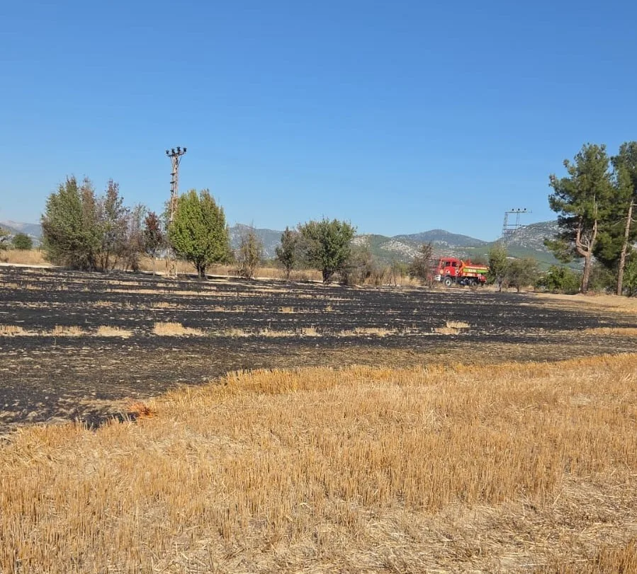 Burdur’un Bucak ilçesinde arazide çıkan otluk yangını itfaiye ekipleri tarafından