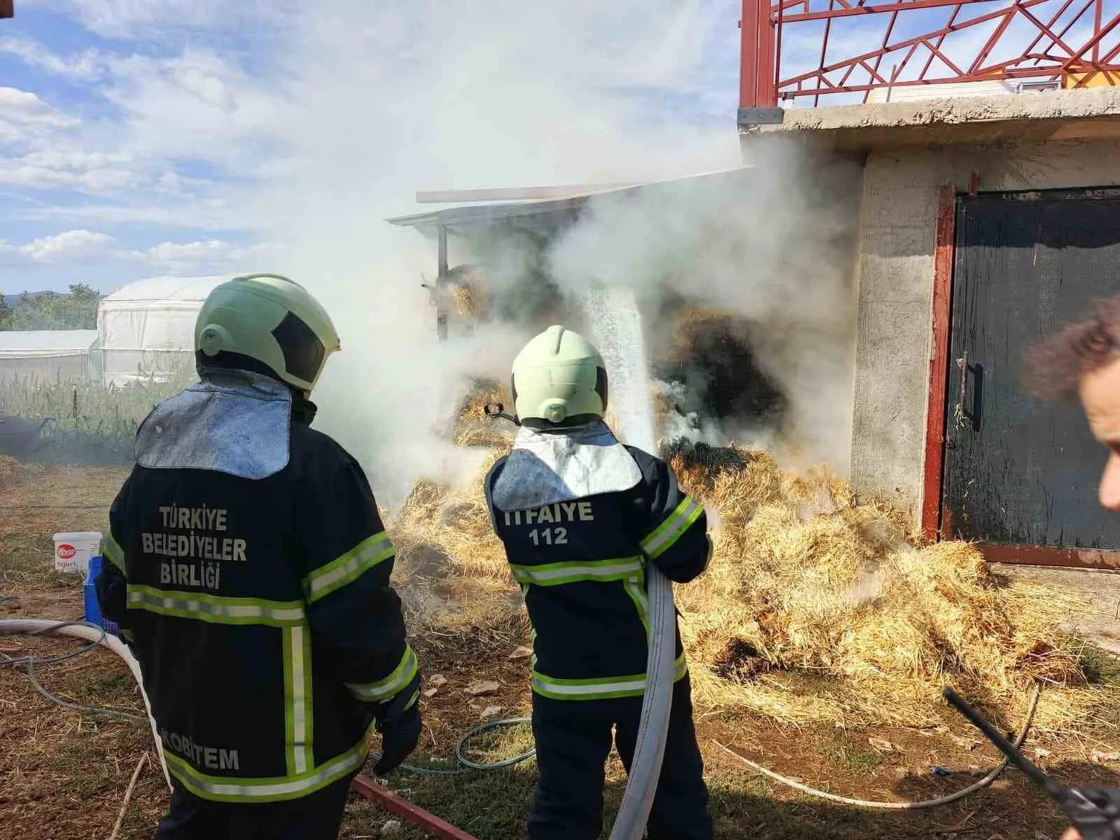Burdur’un Bucak ilçesinde çıkan yangında ot balyaları yandı. Yangın, öğle