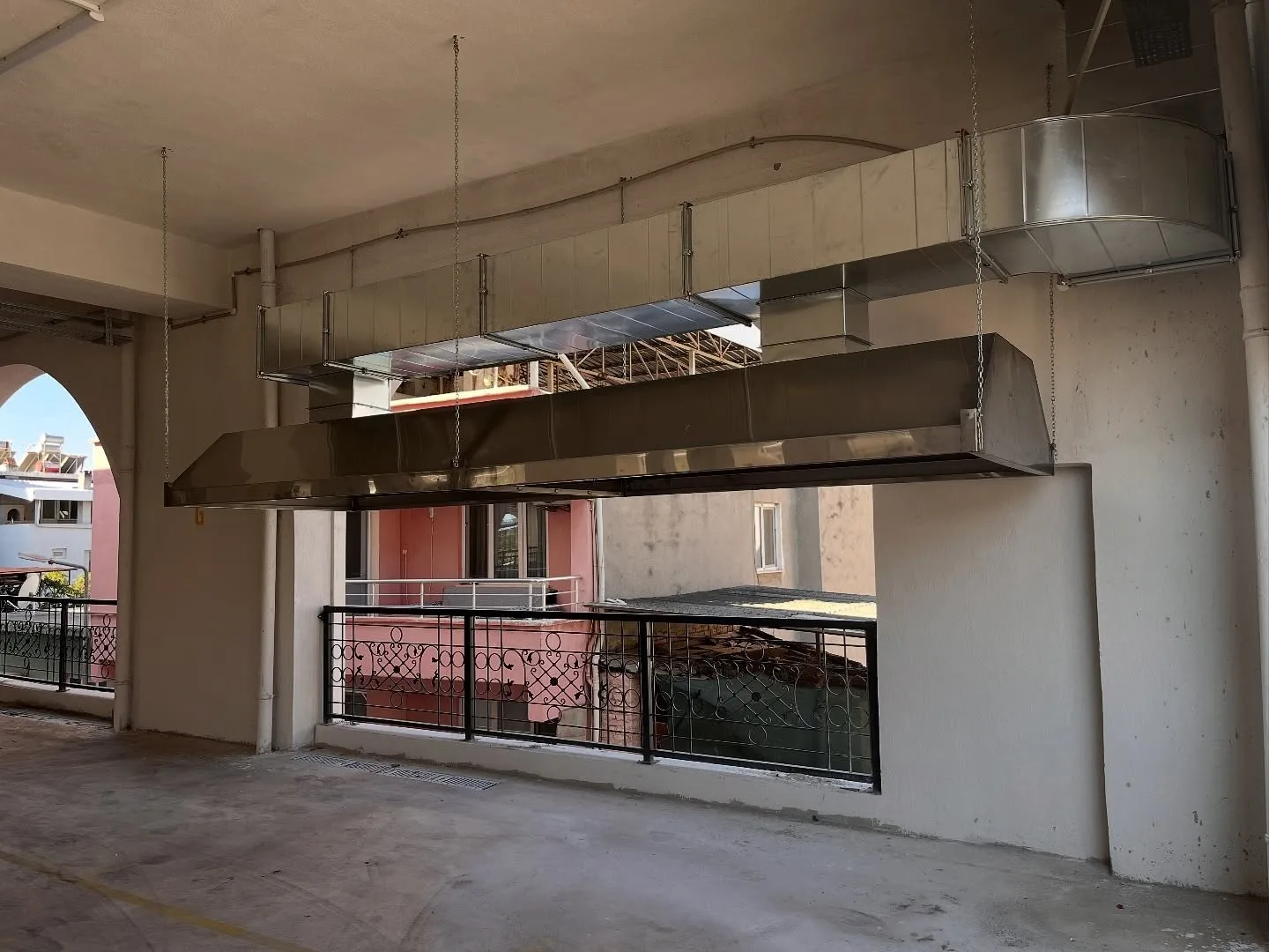 Buharkent Belediyesi tarafından yapılan Kapalı Pazaryeri’nin birinci ve zemin katında