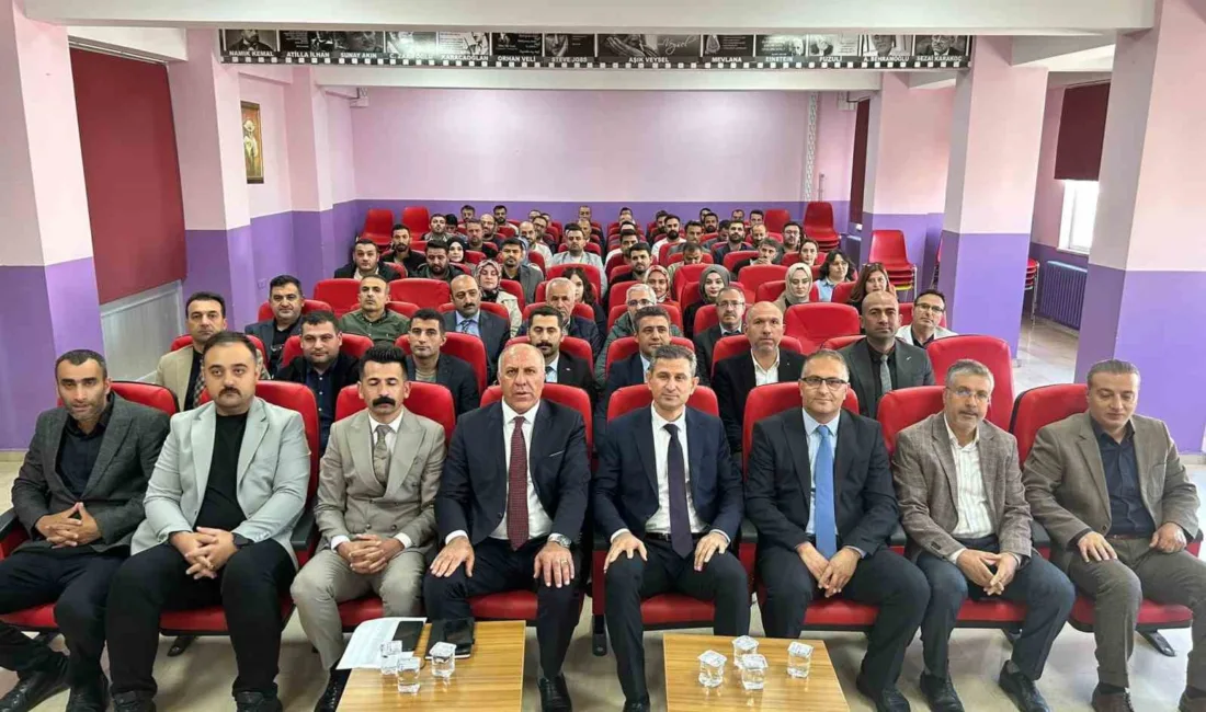 Muş’un Bulanık ilçesinde görev yapan okul müdürleri, istişare toplantısında bir