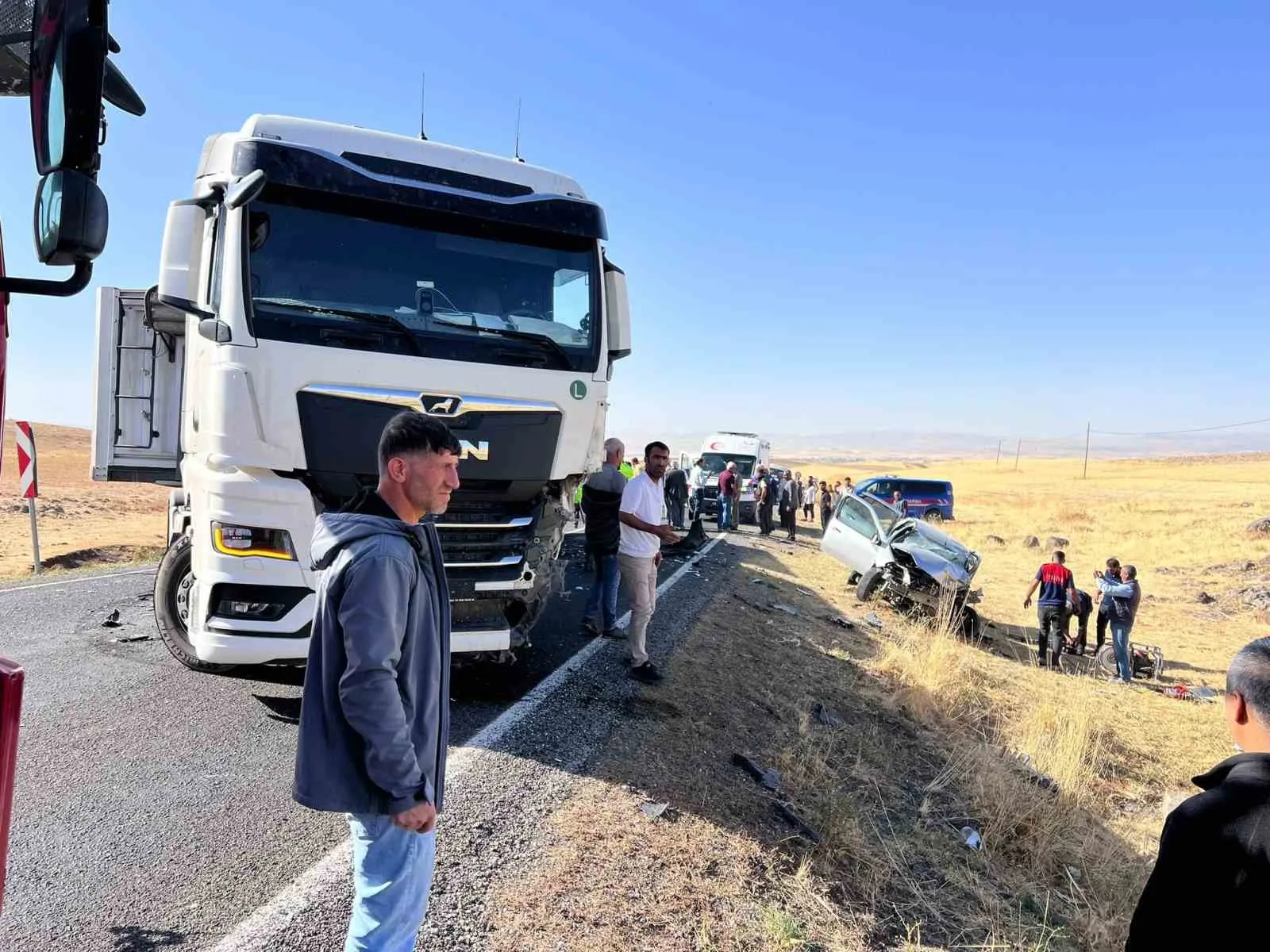 Muş’un Bulanık ilçesinde otomobil ile tırın çarpışması sonucu 1 kişi