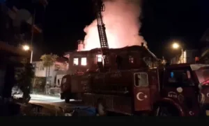 Burdur’un Ağlasun ilçesinde 2 katlı ev çıkan yangın sonucu kullanılmaz